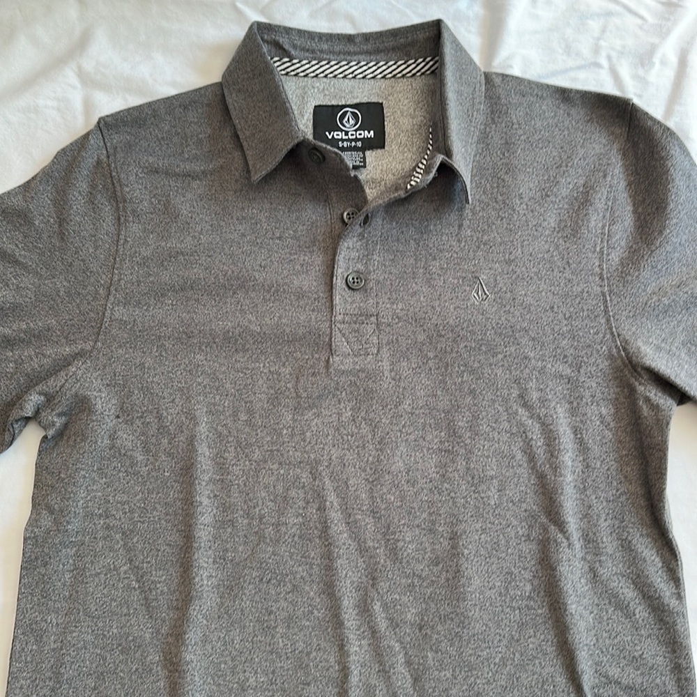 Volcom grey kids polo shirt (short sleeve). Size S (8Y)